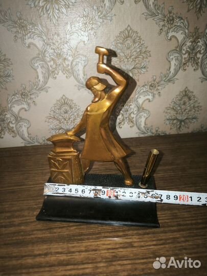 Статуэтка подставка для ручки 