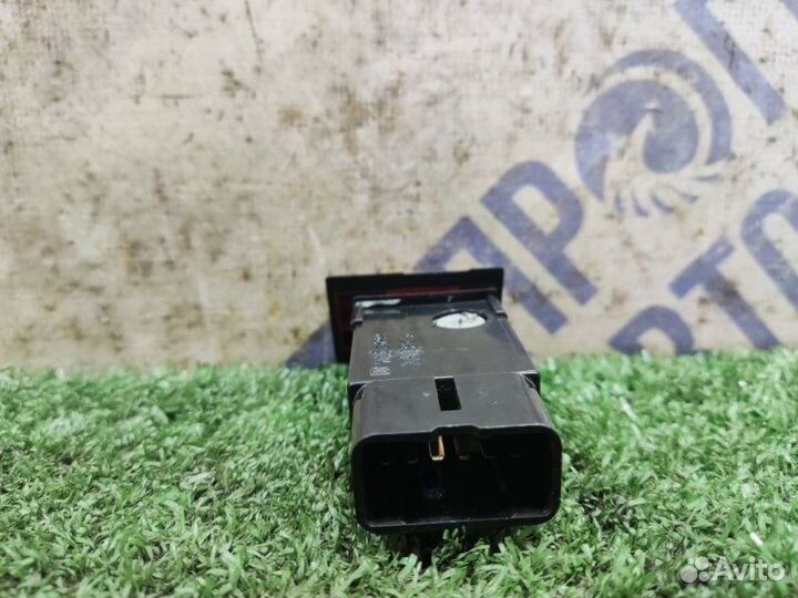 Кнопка аварийной сигнализации Toyota Avensis