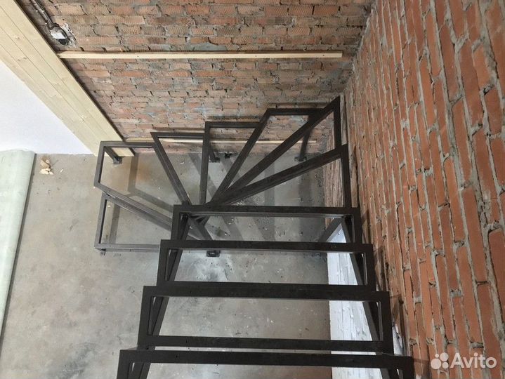 Лестница из металла / металлическая