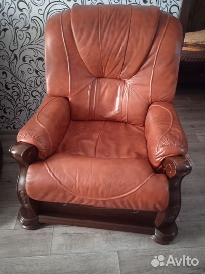Кожаный диван и 2 кресла