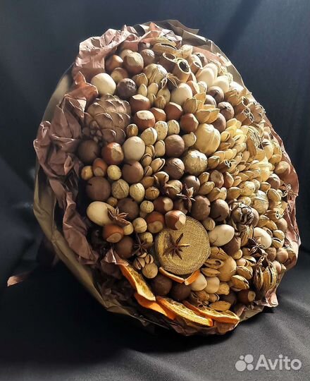 Букет из орехов