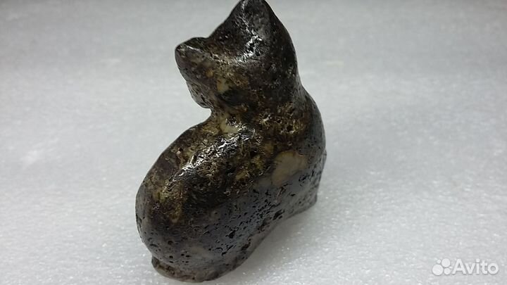 Фигурка из цельного янтаря. Хранитель очага