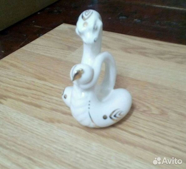 Фарфоровая статуэтка змейка