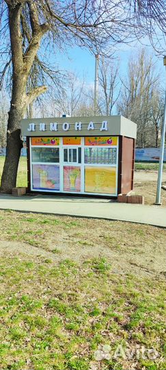 Продавец в павильон мягкого мороженого