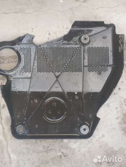 Крышка двигателя volkswagen Golf 3 1.6