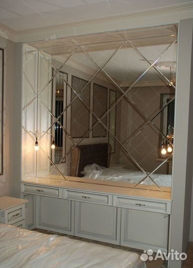 Зеркальное панно в спальне