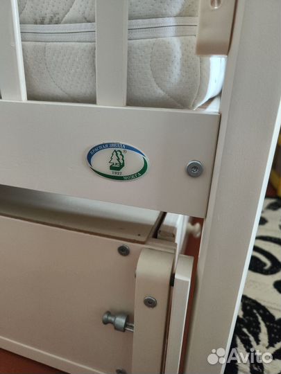 Детская кроватка с продольным маятником