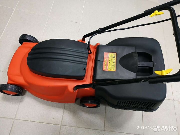 Газонокосилка электрическая