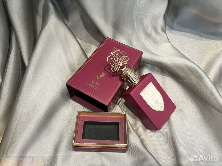 Красивый флакон от духов в коробке