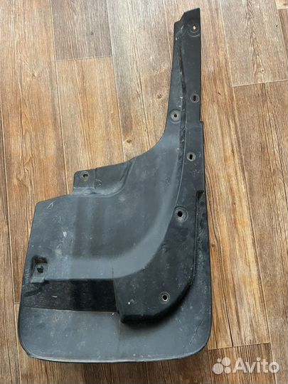 Брызговик задний левый Toyota Land Cruiser 200