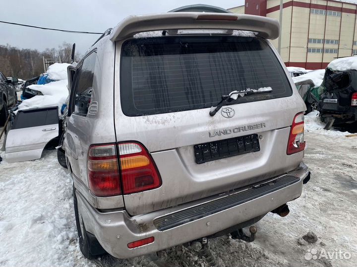 В разборе Toyota Land Cruiser 100 2000 год