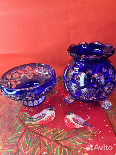 Две хрустальные синие вазы на ножках,на юбке GDR