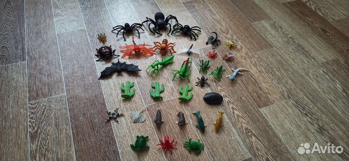 Игрушечный набор насекомые / животные. 32шт. Б/у