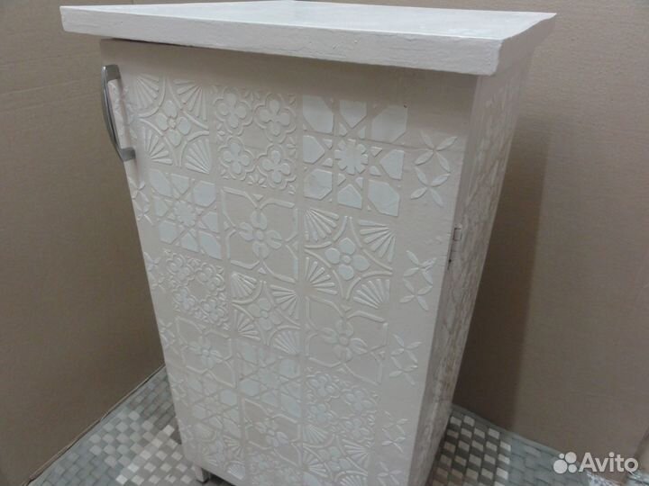 Тумбочка с фактурной отделкой