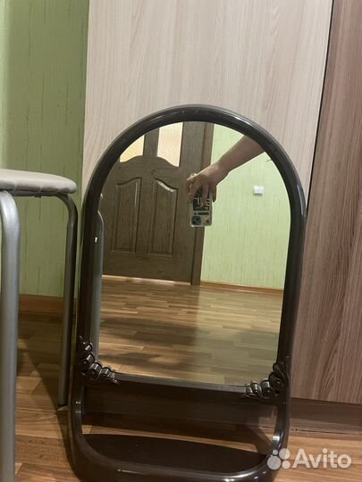 Зеркало в ванную с полкой