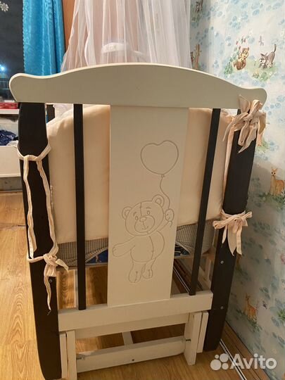 Детская кроватка с маятником