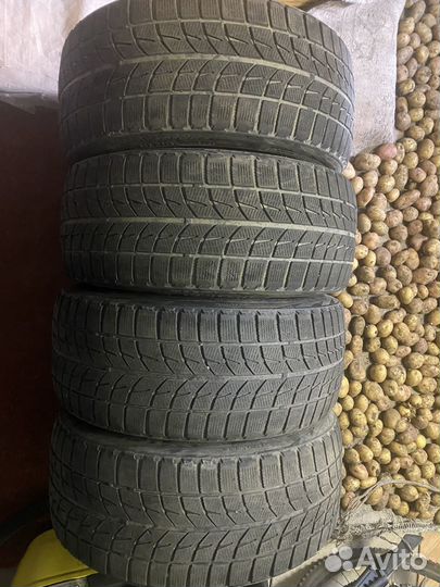 Bridgestone Blizzak WS-60 245/40 R18