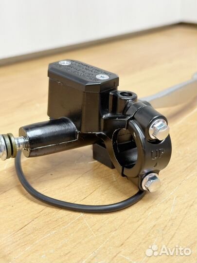 Ручка тормоза гидравлическая с бачком правая на электровелосипед