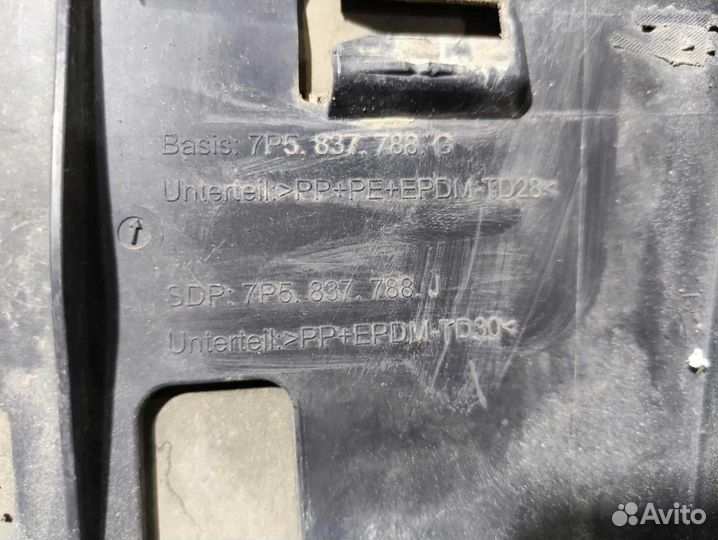 Молдинг двери задней правой VW Touareg NF