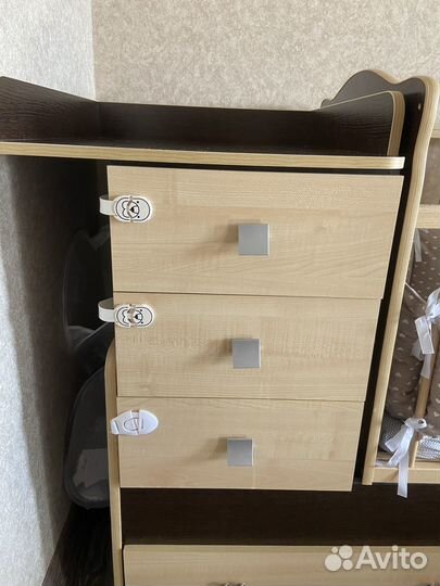 Детская кроватка с маятником