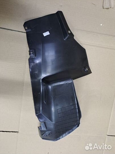 Подкрылок задний правый