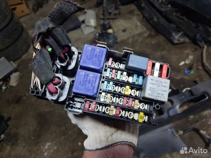 Блок предохранителей салонный Renault Megane 3