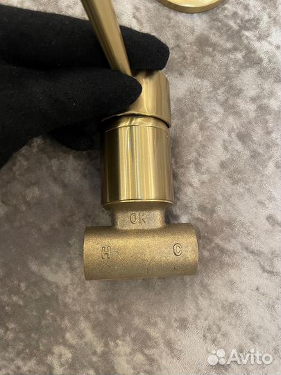 Смеситель скрытого монтажа втроенный золото