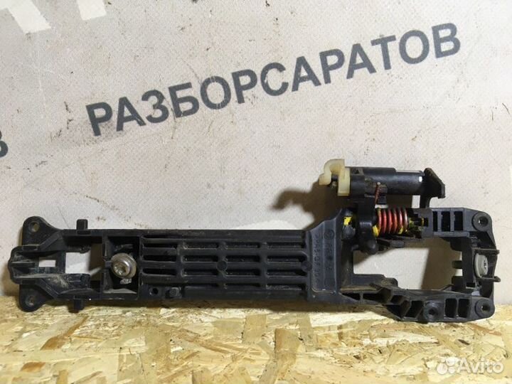 Кронштейн ручки двери передний правый Toyota