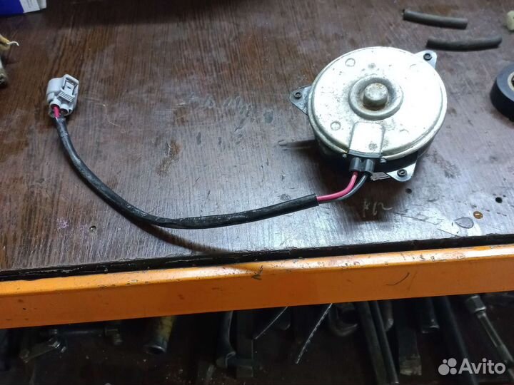 Моторчик вентилятора охлаждения Toyota corollaE150