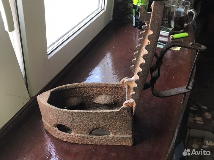 Старинный угольный утюг