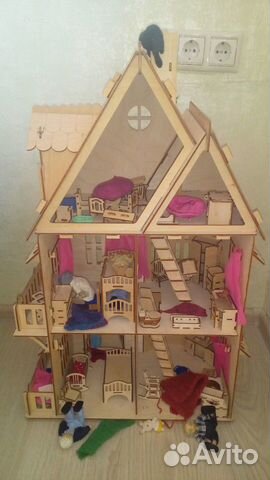 Кукольный деревянный домик с мебелью. Высокий