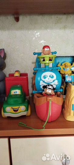 Много интерактивных игрушек