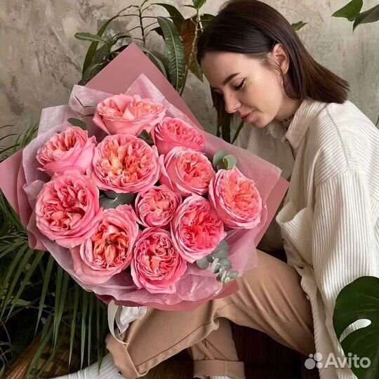 Букет пионовидных роз с эвкалиптом