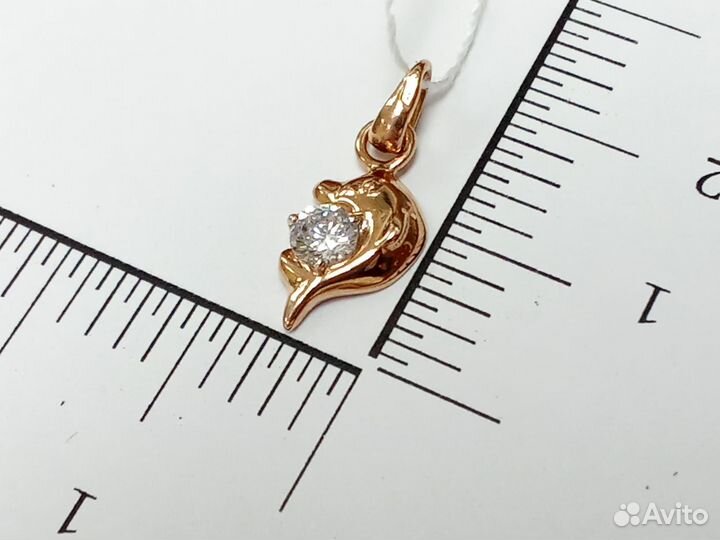 Золотая подвеска с камнем