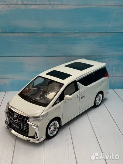 Модель Toyota Alphard 1:18 металл