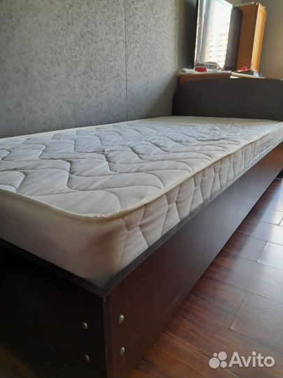Кровать односпальная с матрасом