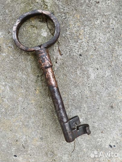 2). Старинный амбарный ключ в коллекцию
