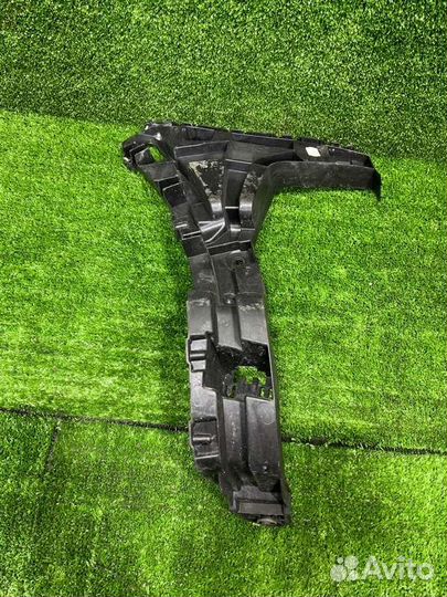 Кронштейн бампера правый Audi Q3 8U cpsa 2013