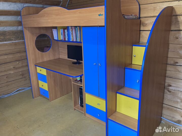 Детский уголок с кроватью и столом