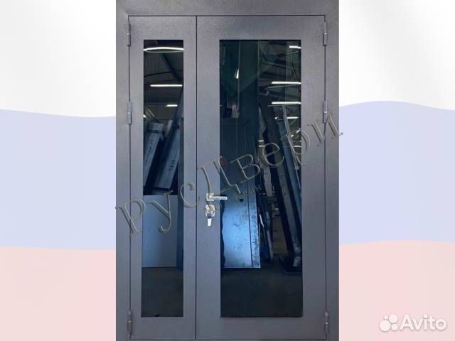 Двустворчатая металлическая дверь со стеклом дом