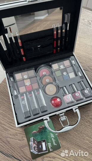 Набор косметики новый в чемодане макияж