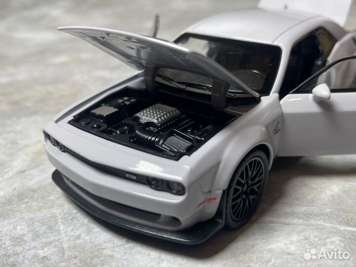 Модель автомобиля Dodge Challenger SRT 1/32 серая