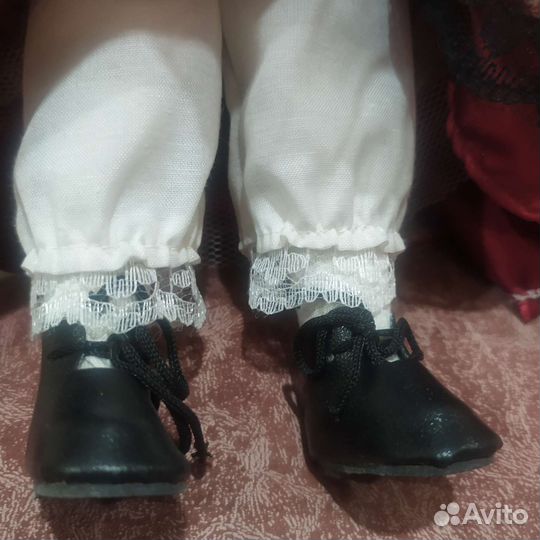 Кукла фарфоровая