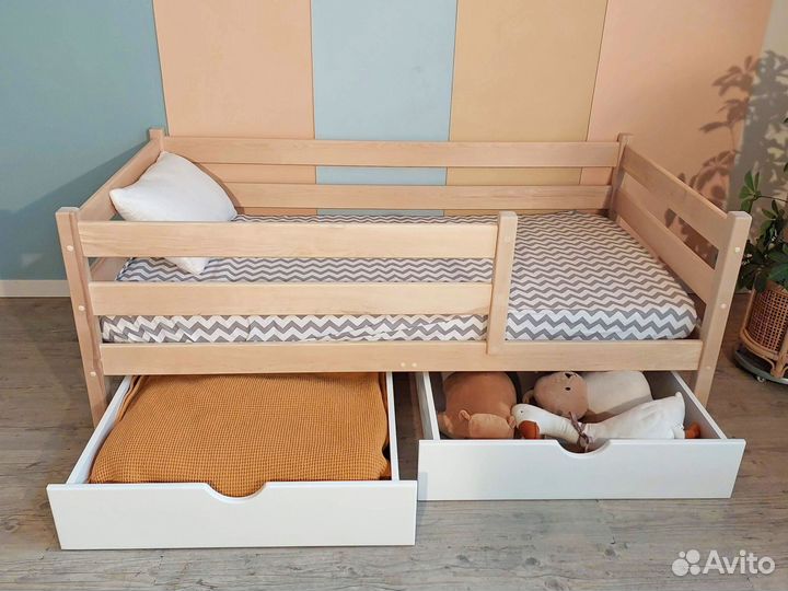 Детская кровать с бортиком