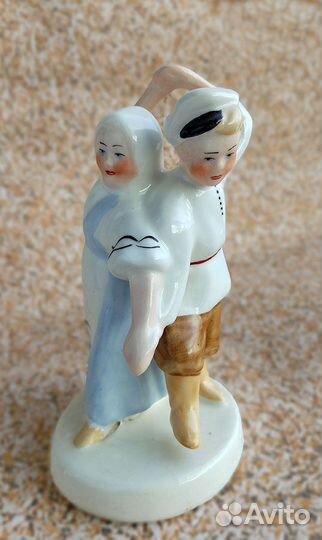 Старая фарфоровая статуэтка из СССР