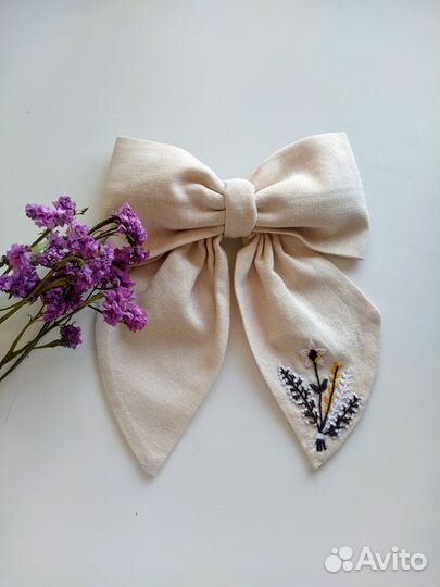 Бант с вышивкой