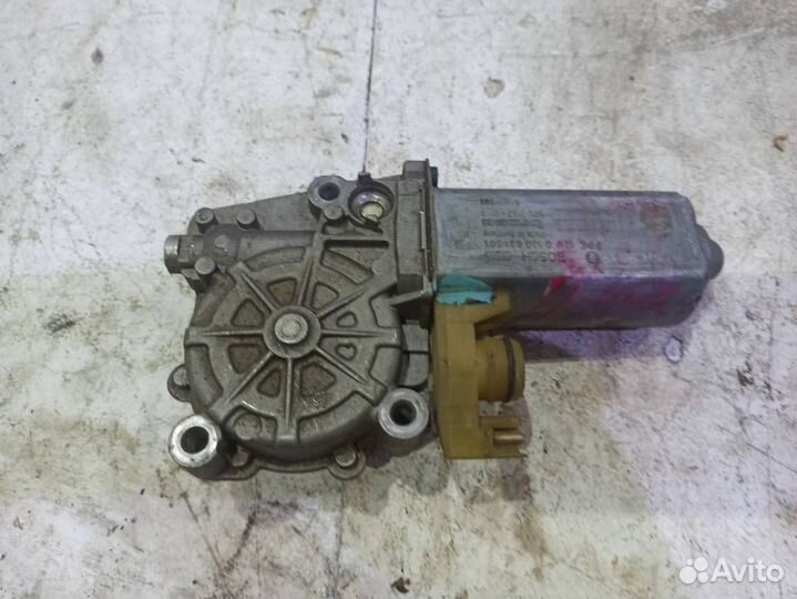 Моторчик заднего правого стеклоподъемника 01308215