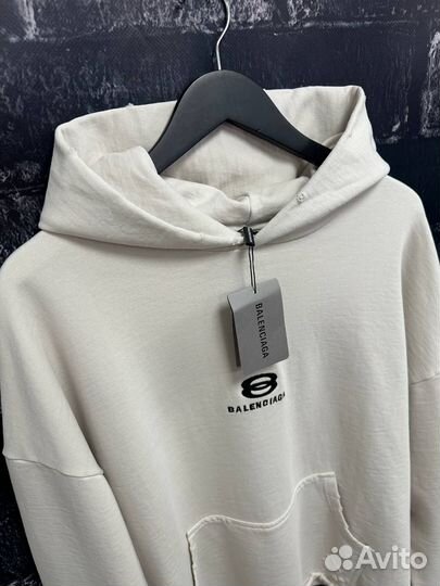 Худи Balenciaga с эффектом порванности