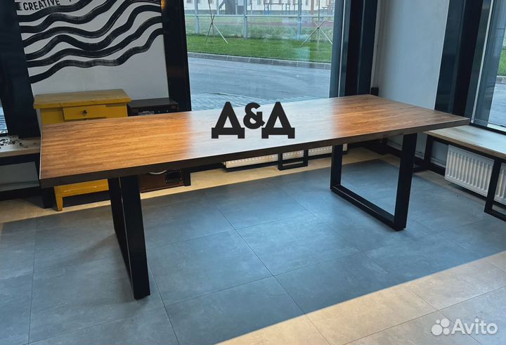 Стол дубовый, металлическое подстолье. Размер S