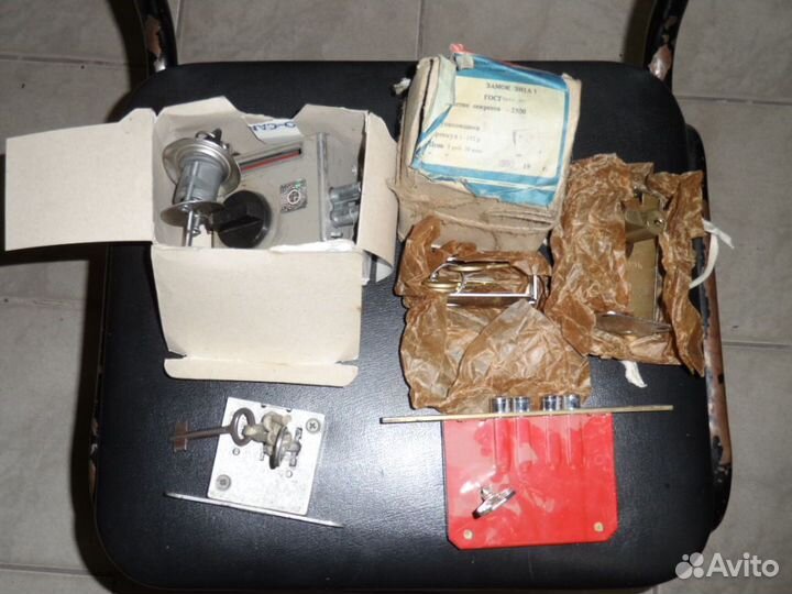 Замок дверной накладной